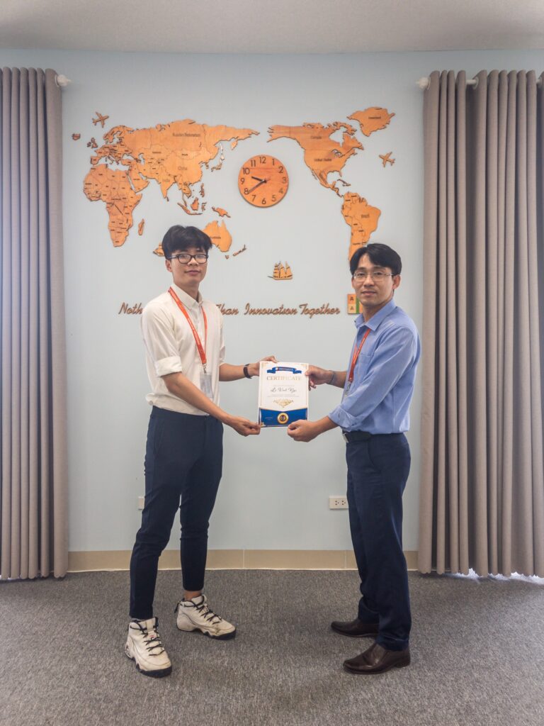 Lê Vĩnh Ngà (bìa trái) được xếp vào tốp các học viên xuất sắc của ADAI Lab sau khóa học