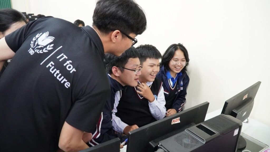 Lê Vĩnh Ngà hướng dẫn các bạn học sinh THPT tham gia chương trình “Lập trình không khó” của Khoa CNTT Đại học Thái Bình Dương