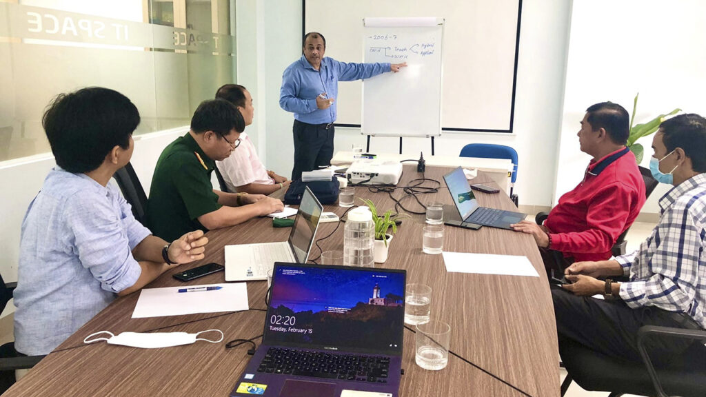 Khoa CNTT ĐH TBD thảo luận kế hoạch hợp tác cùng các doanh nghiệp.