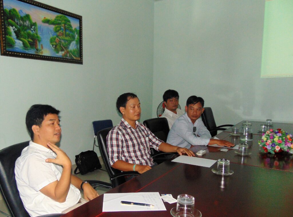 Đại diện Khoa Công nghệ thông tin trao đổi tại buổi làm việc.