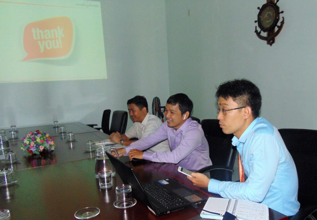 Đối tác doanh nghiệp trao đổi thiện chí hợp tác.