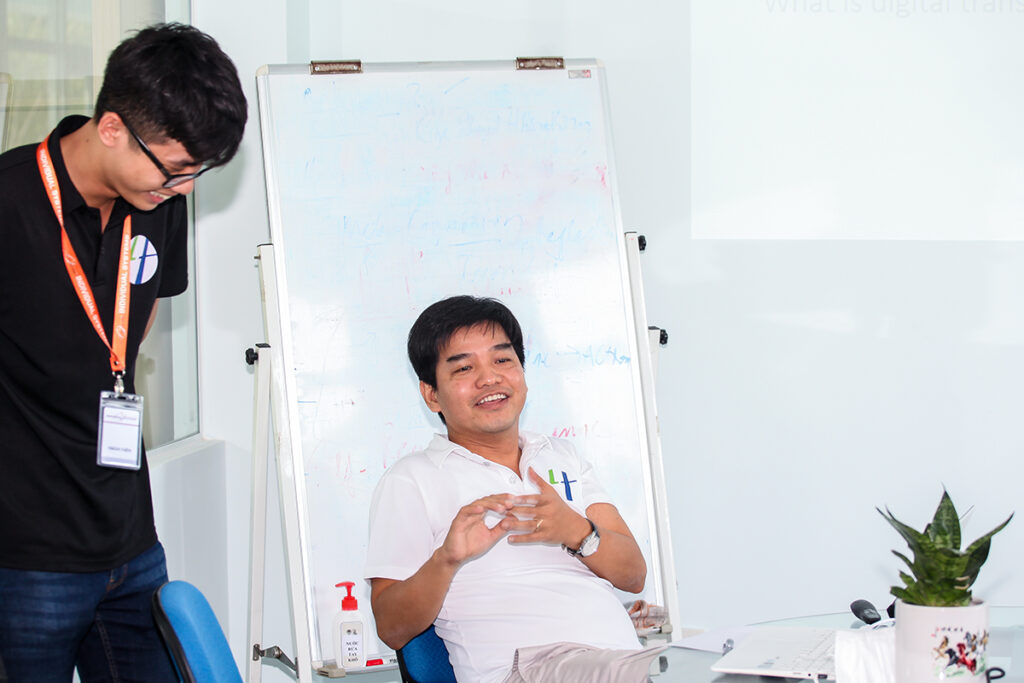 TS Nguyễn Trùng Lập chia sẻ kinh nghiệm bằng tiếng Anh với sinh viên