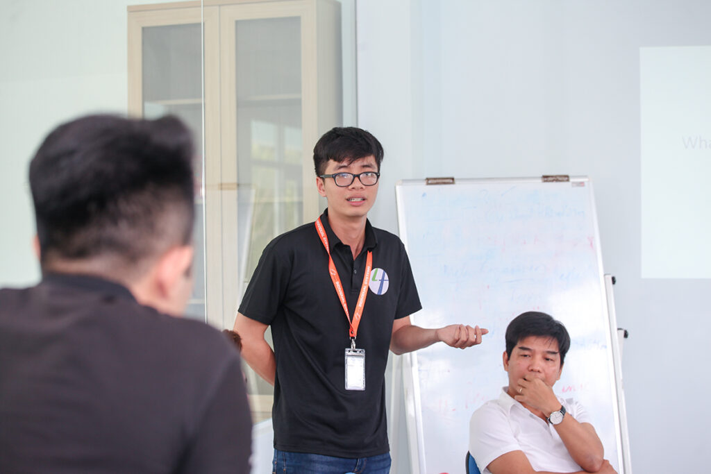 Sinh viên Lê Vĩnh Ngà tự tin chia sẻ trong buổi hội thảo