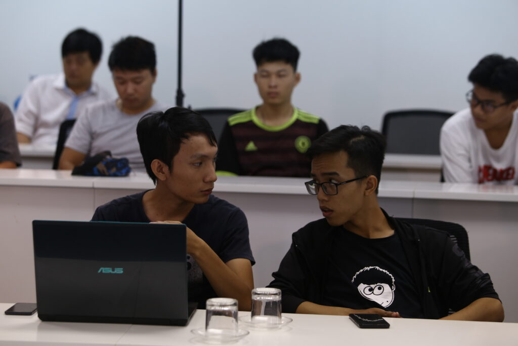 Sinh viên ngành Công nghệ thông tin Đại học Thái Bình Dương trao đổi tại tọa đàm