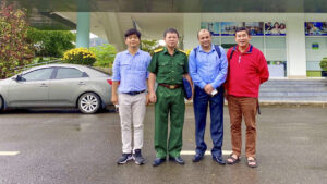 TS. Nguyễn Trùng Lập – Trưởng khoa CNTT ĐH TBD chụp ảnh lưu niệm cùng các doanh nghiệp sáng 15/2